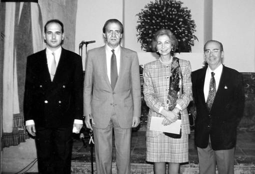 Los Reyes eméritos con José García en su visita al Caballo Rojo