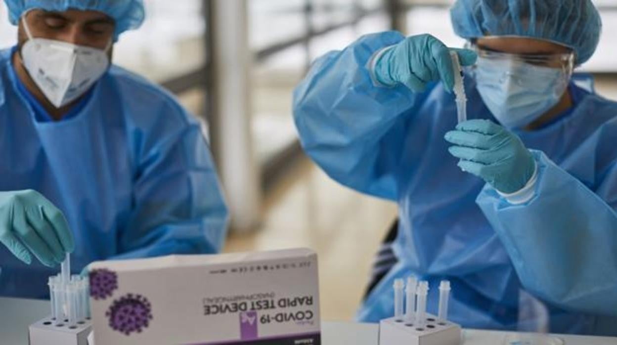 Dos sanitarios manipulan pruebas de coronavirus