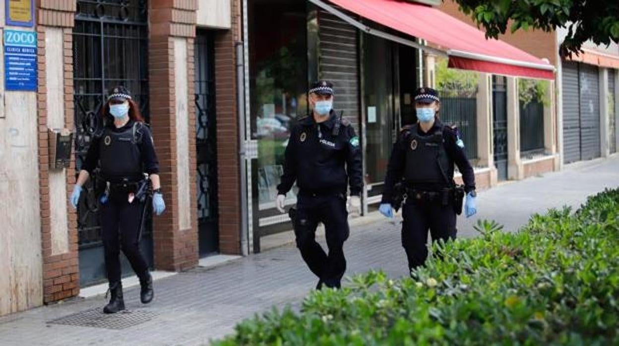 Agentes de la Policía Local de Córdoba patrullando durante la pandemia