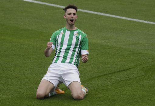 El delantero Raúl García, Pichichi de Segunda B, celebra una diana