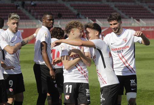 El Sevilla Atlético festeja el gol del triunfo ante el Córdoba