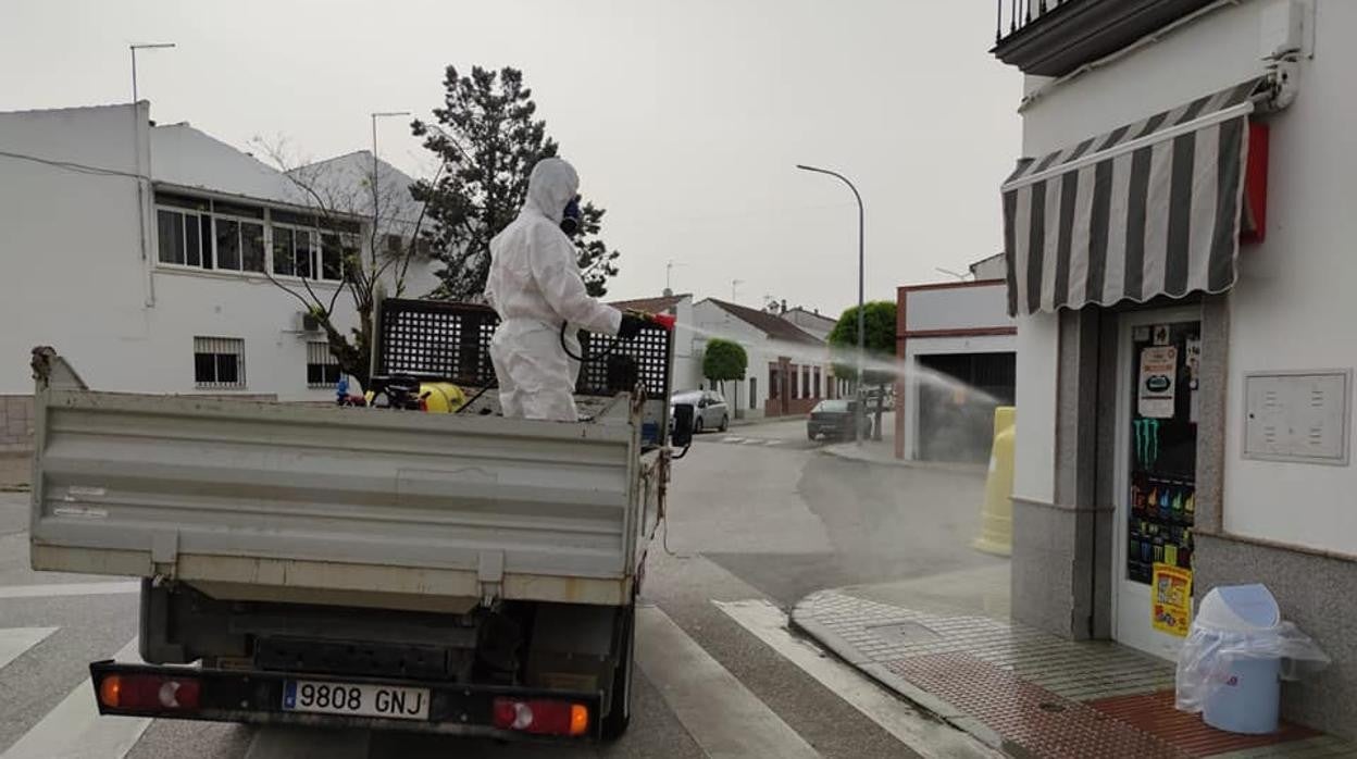 Trabajos de desinfección en Pedro Abad durante la primera ola del Covid