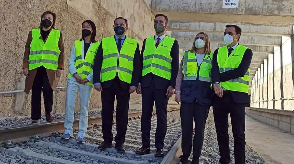 El ministro Ábalos durante su visita a las obras ferroviarias en Almería junto a otras autoridades.