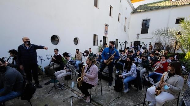 Con mascarilla y a dos metros, la música de las bandas vuelve a Córdoba seis meses después de la última vez