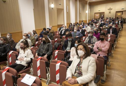 Asistentes a la presentación de la revista 'Córdoba Cofrade'