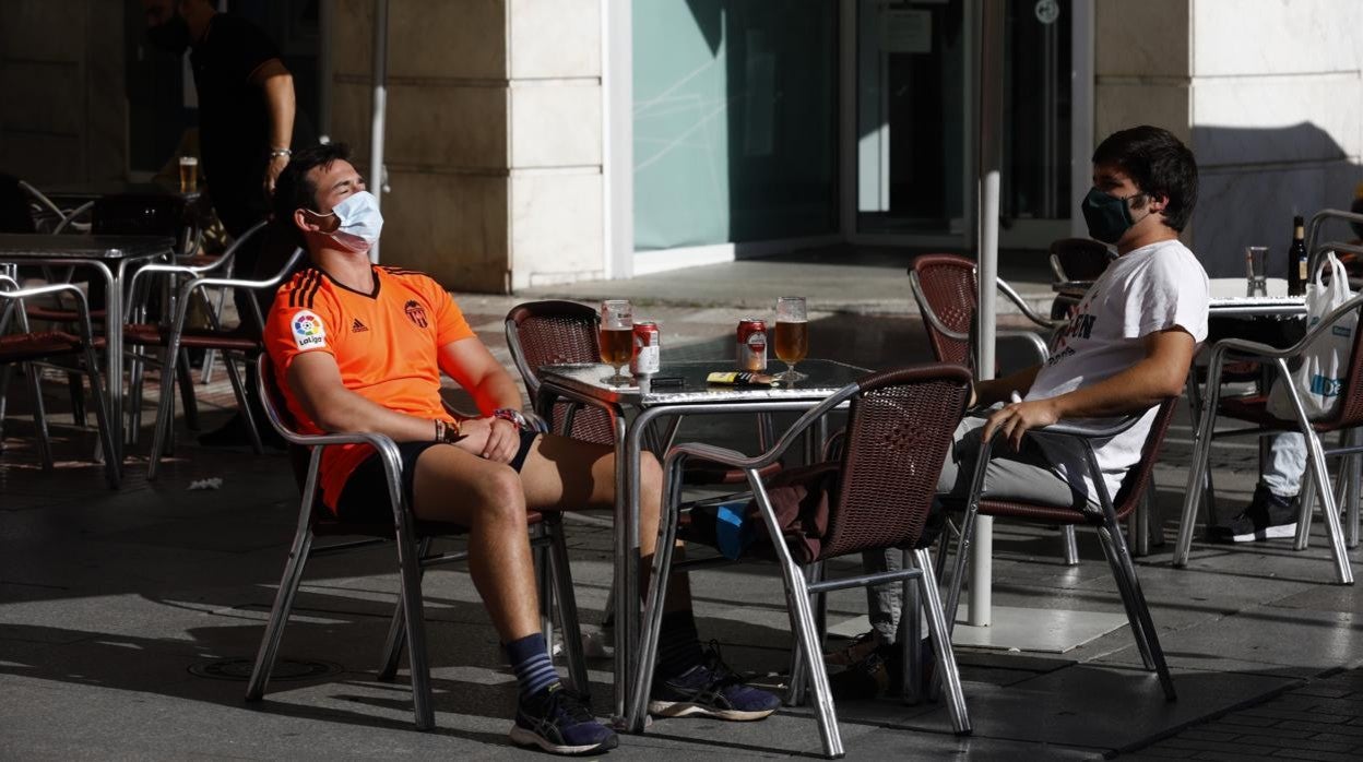 Dos jóvenes, en una terraza del centro de la ciudad