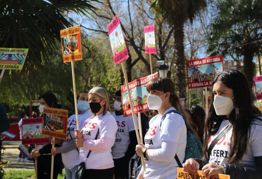 Más de 500 feriantes andaluces protestan en Lucena y piden ayudas y actividades tras año y medio parados