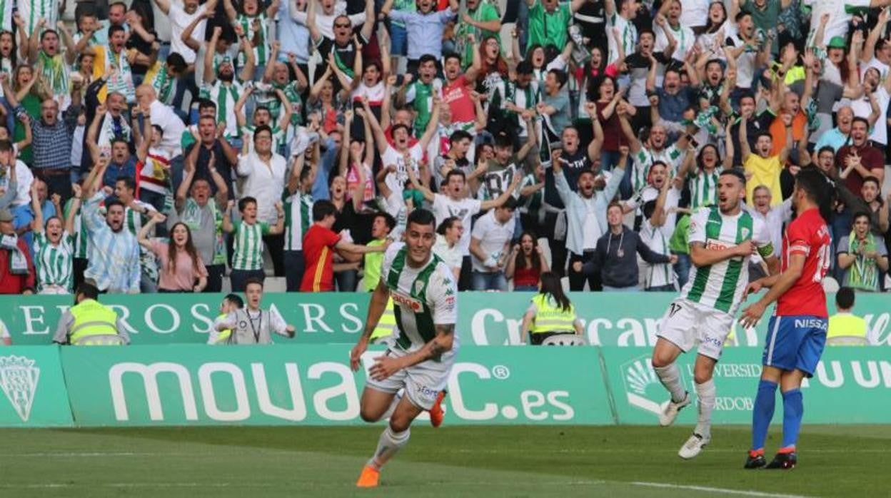 Guardiola y Fernández celebran uno de los goles en el triunfo ante el Sporting de Gijón en 2018