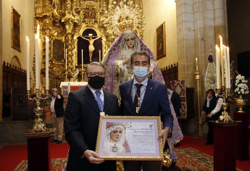 El hermano mayor de la Misericordia, José Manuel Maqueda, entrega un reconocimiento a Rodolfo Serván