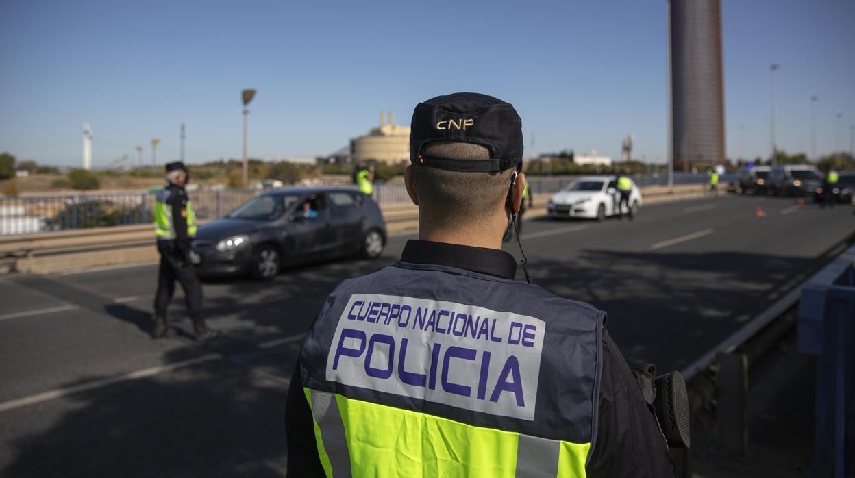 Control de la Policía Nacional en la salida hacia Huelva de la capital sevillana