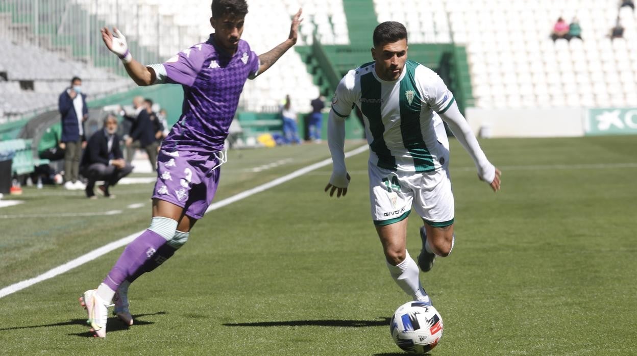 El lateral del Córdoba CF Álex Robles encara la línea de fondo