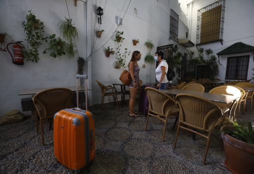 Dos turistas en un hotel de la ciudad de Córdoba