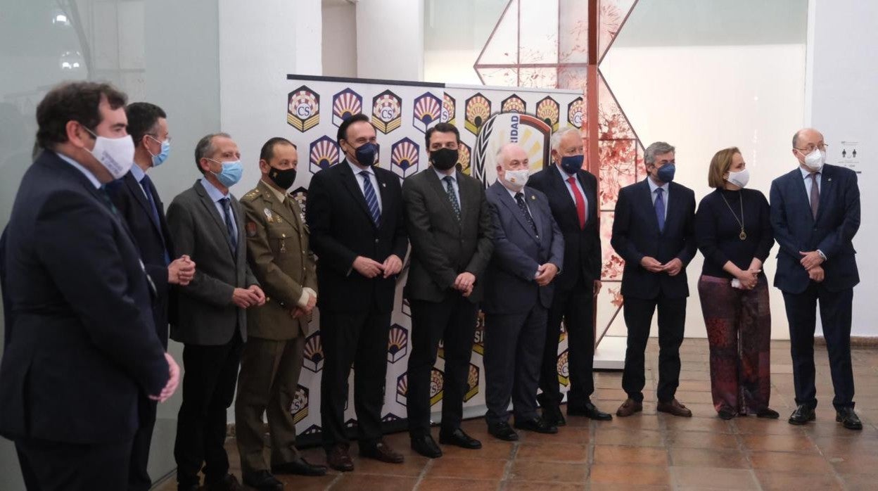 Foto de familia de los ponentes de 'Ucoseguridad', el rector y las autoridades