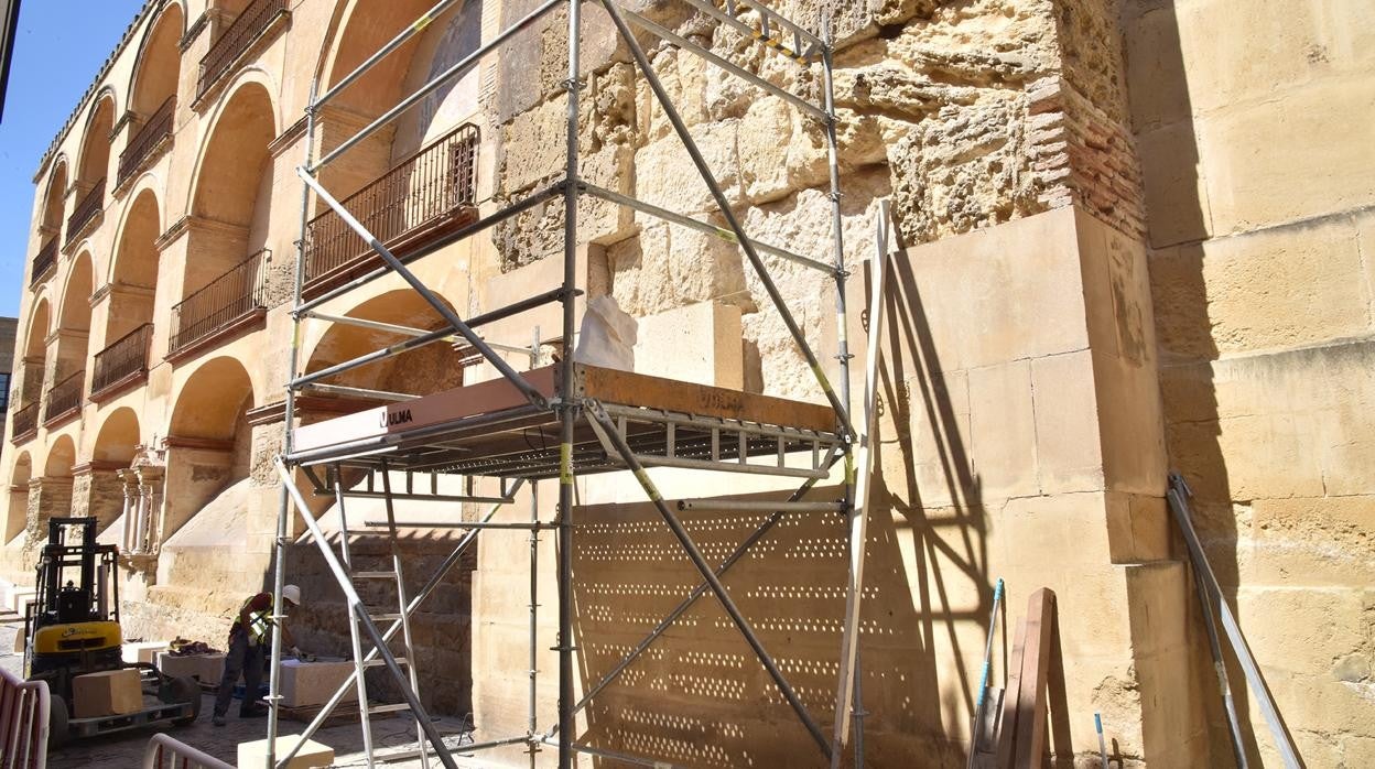 Imagen del inicio de los trabajos en la fachada sur en la Mezquita-Catedral de Córdoba