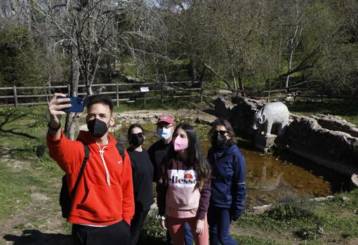 Turistas en la Fuente del Elefante el pasado fin de semana