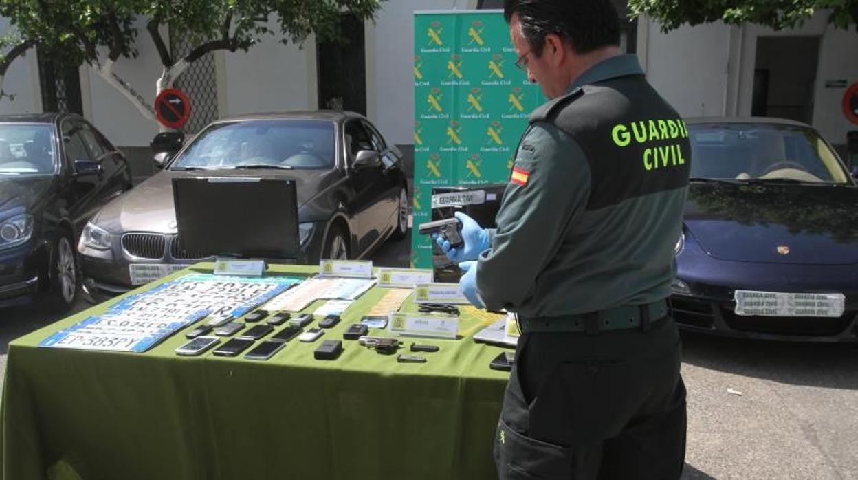 La Comandancia de la Guardia Civil mostró los vehículos de alta gama de la operación Borrico en 2014