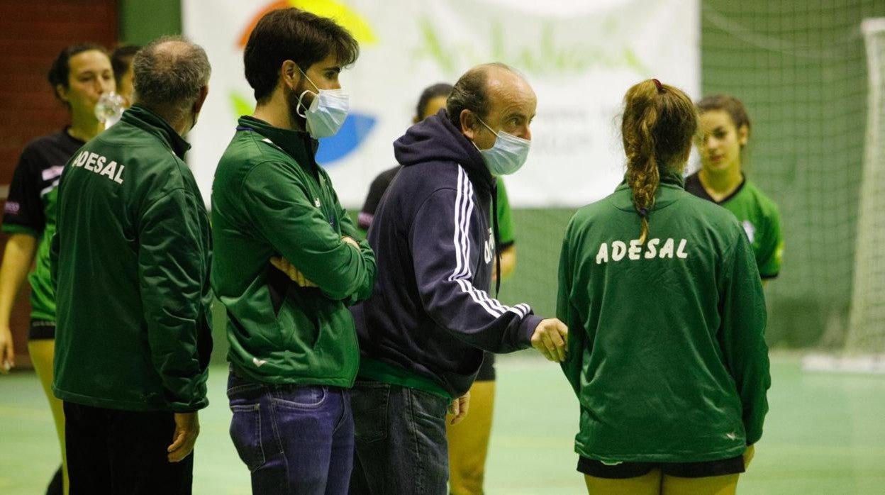 El entrenador del Adesal, Rafael Moreno, da instrucciones a las jugadores, con Isic como fichaje