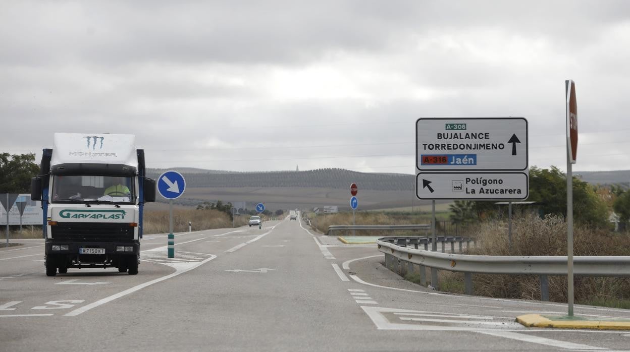 La carretera A-306 a su paso por la provincia de Córdoba