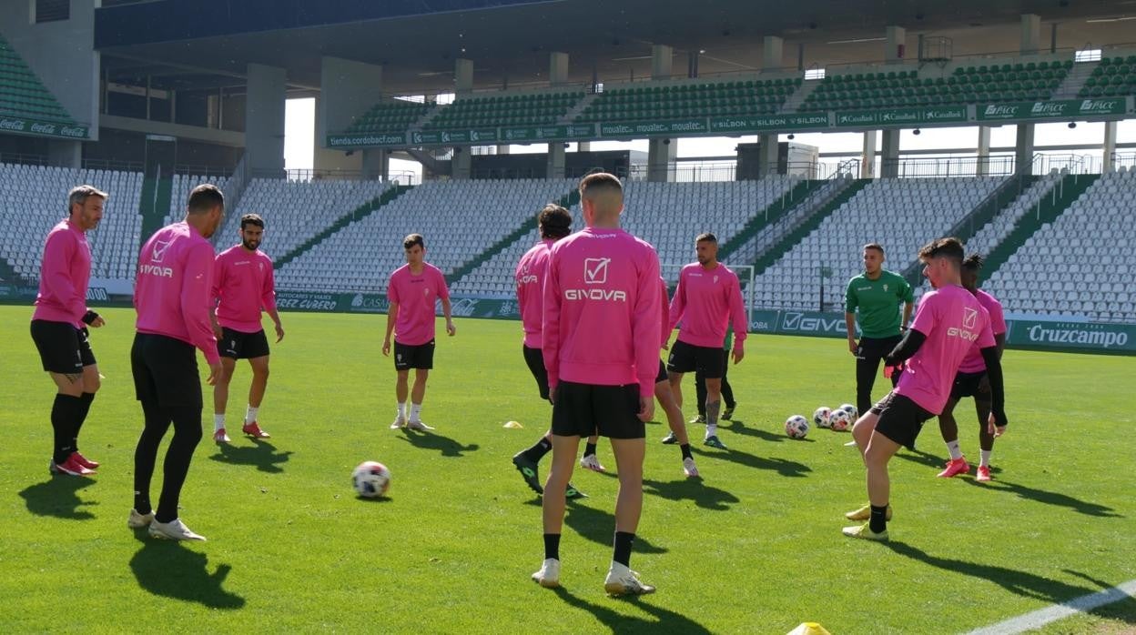 Un rondo de los jugadores del Córdoba en el entrenamiento de ayer tras caerse de la lucha por el ascenso