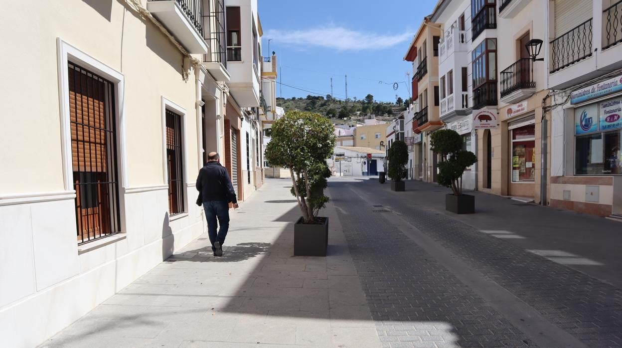 Un hombre camina por una calle casi vacía de Doña Mencía