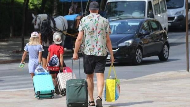 El turismo andaluz, de nuevo en jaque por la prohibición de viajar a los británicos hasta julio