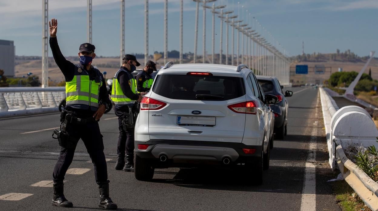 Agentes del Cuerpo Nacional de Policía, en un control de movilidad en Sevilla