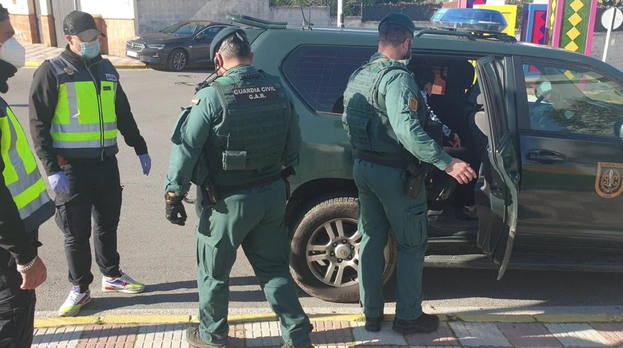 Instante en que Guardia Civil y Policía Nacional detienen a una mujer en Los Barrios en esta operación