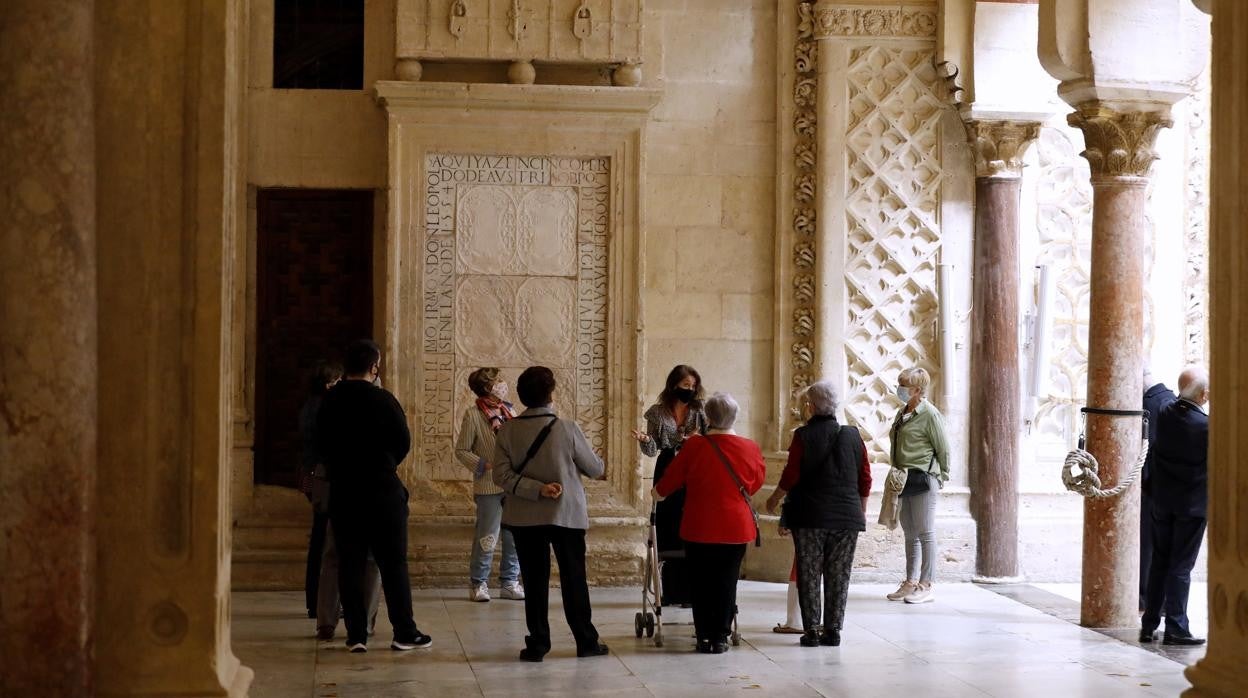 Un grupo de turistas en la Mezquita-Catedral de Córdoba en noviembre, cuando estaba abierta