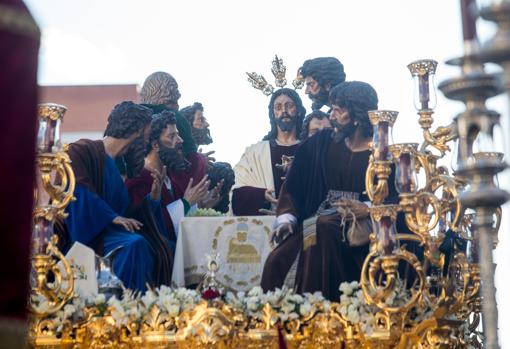 El paso de la Cena en 2018, con Judas Iscariote sentado a la derecha