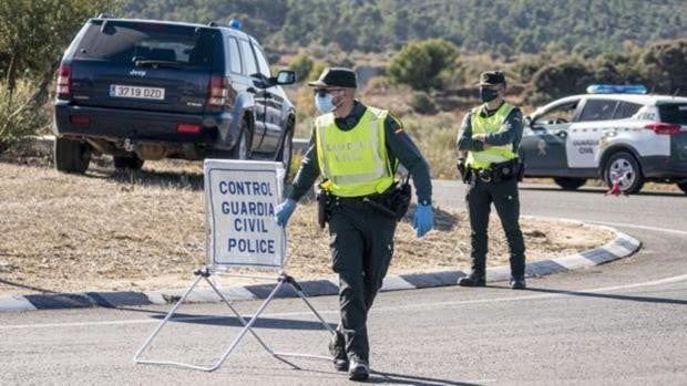 Casi 8.000 agentes vigilarán que los andaluces no se salten las restricciones por el coronavirus en Semana Santa