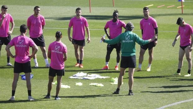 Una semana de recuperación anímica en el vestuario del Córdoba CF