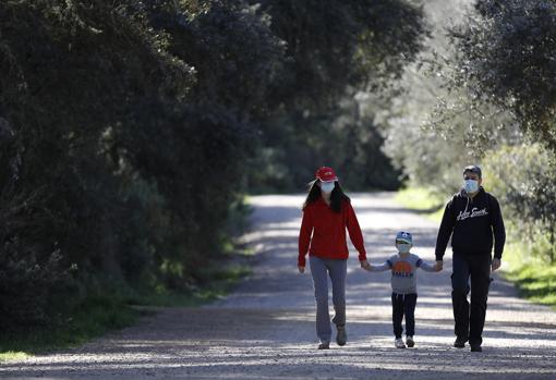 Una familia paseando por Trassierra