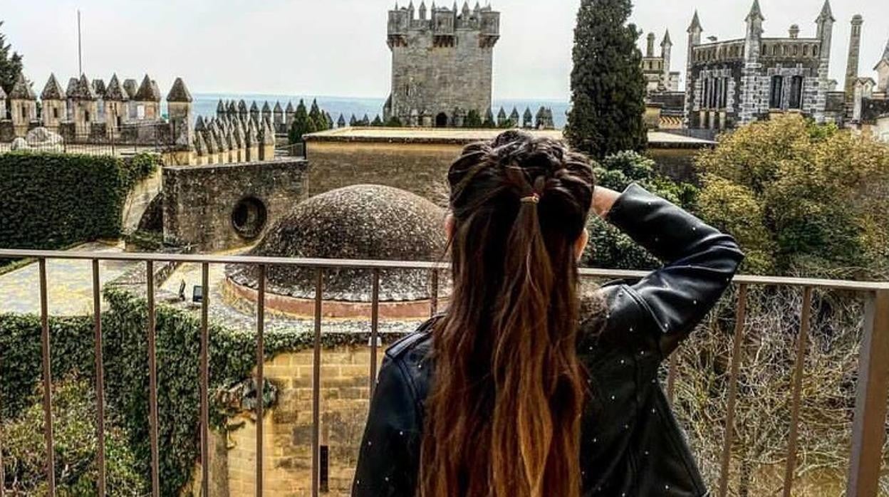 Una niña observa el Castillo de Almodóvar