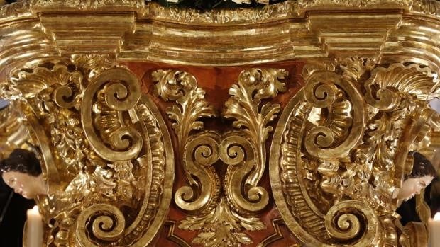 La peana restaurada de la Virgen de los Dolores de Córdoba recobra todo su brillo de oro original