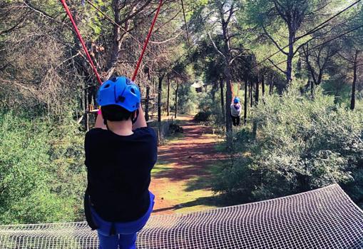 Un niño se lanza en tirolina en el Parque Aventura de Posadas