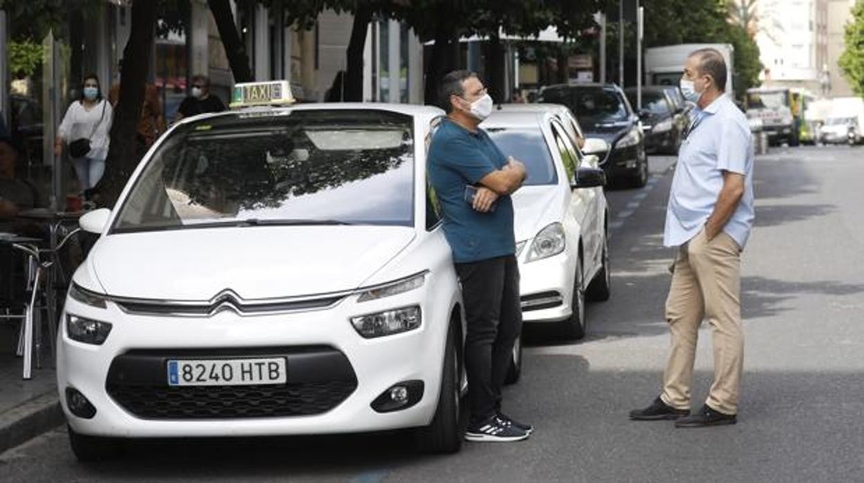 Taxistas en una parada