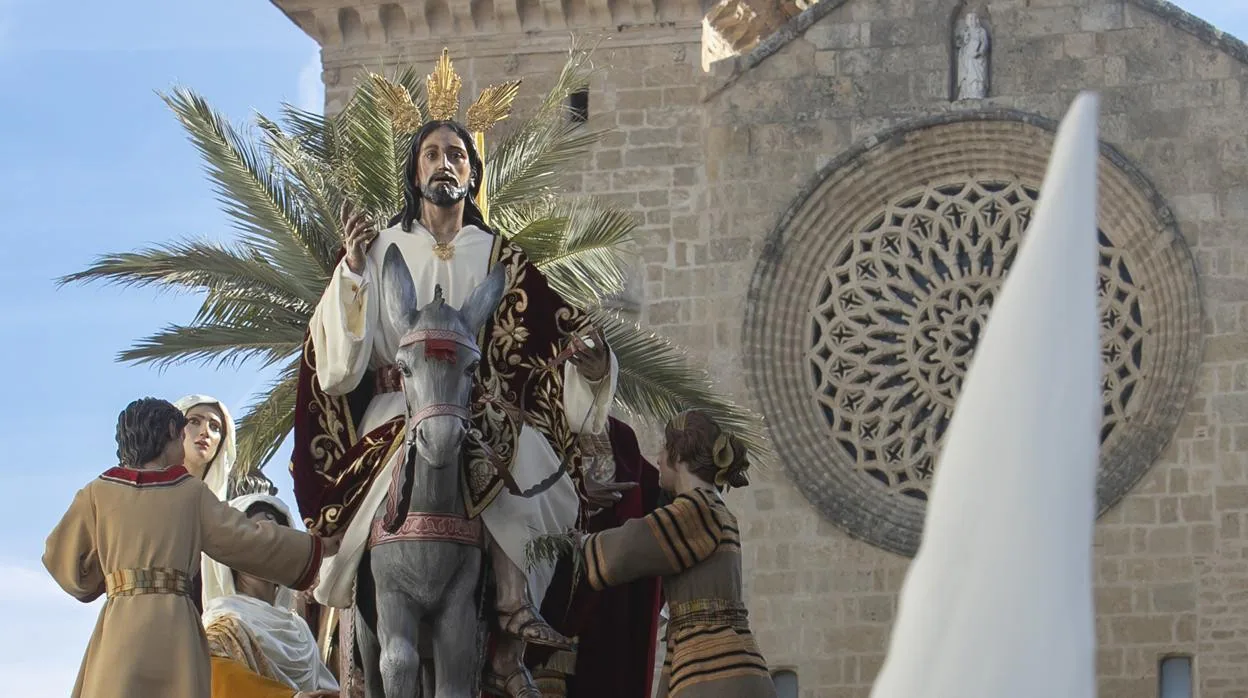 Jesús de los Reyes, sobre la borrriquita, el Domingo de Ramos de abril de 2019, al salir de San Lorenzo