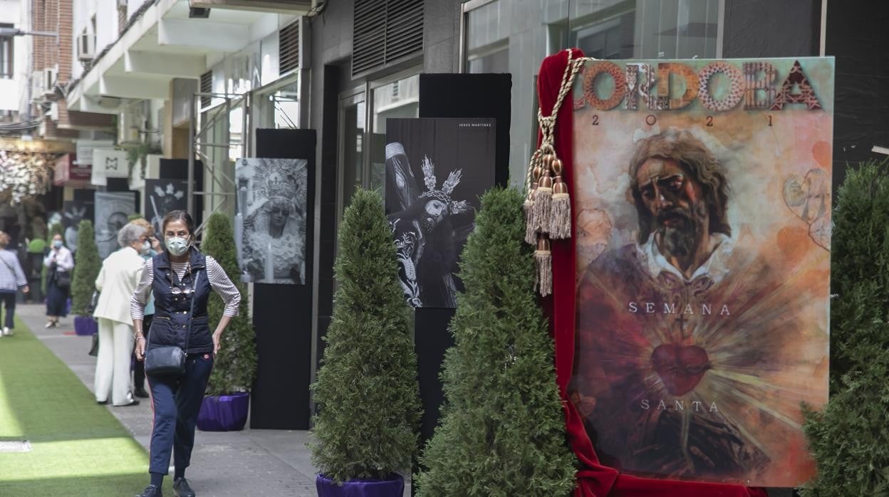 Decoración relativa a las cofradías en una calle del Centro de Córdoba