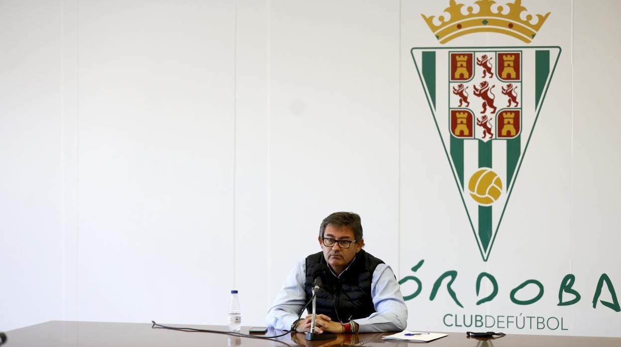 El consejero delegado del Córdoba CF, González Calvo, en una rueda de prensa del martes