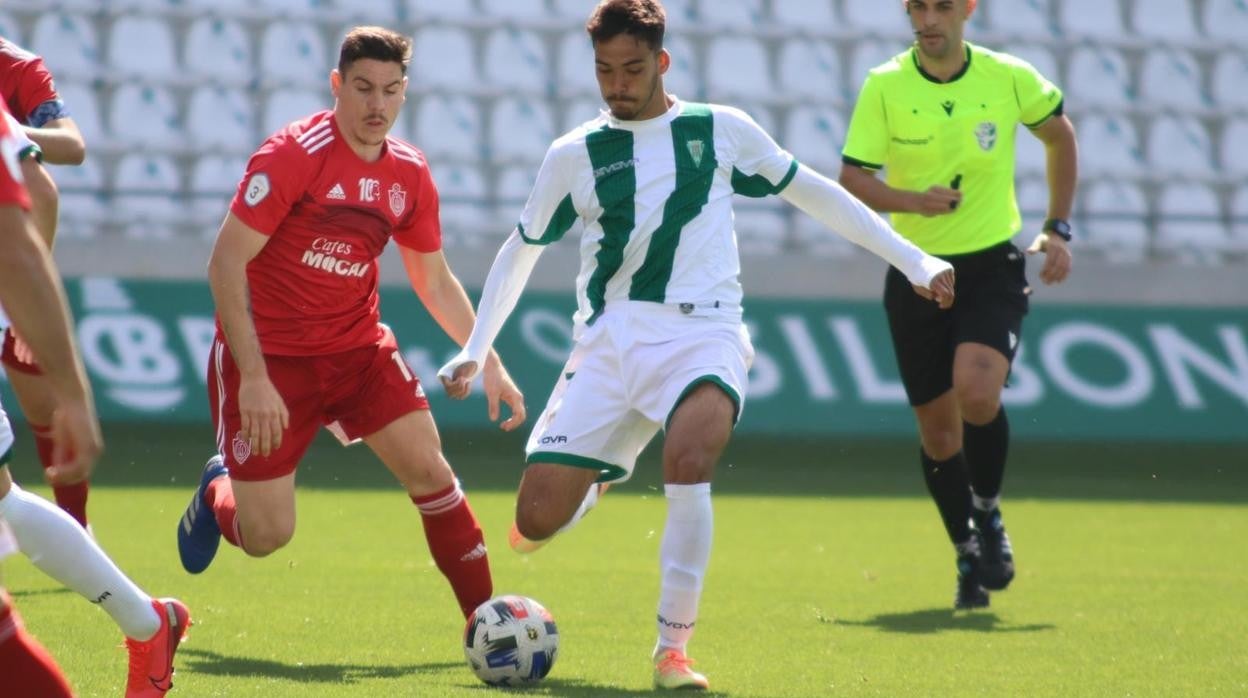 Diego Domínguez en el lance del partido ante el Utrera