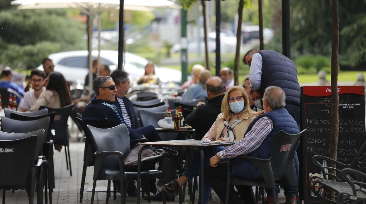 Clientes de un bar de la avenida de Barcelona