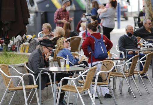 Varias personas disfrutan del buen tiempo tomando una bebida