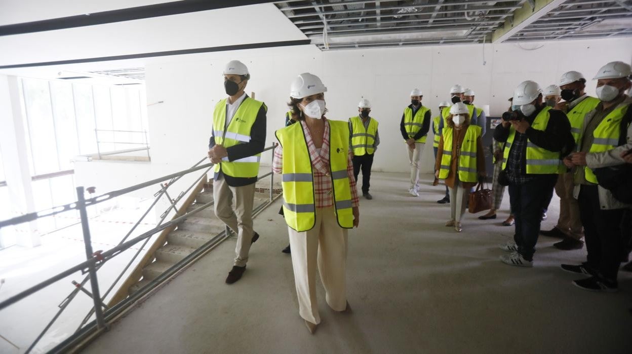 La vicepresidenta primera del Gobierno, durante su visita a la obras de la Biblioteca del Estado