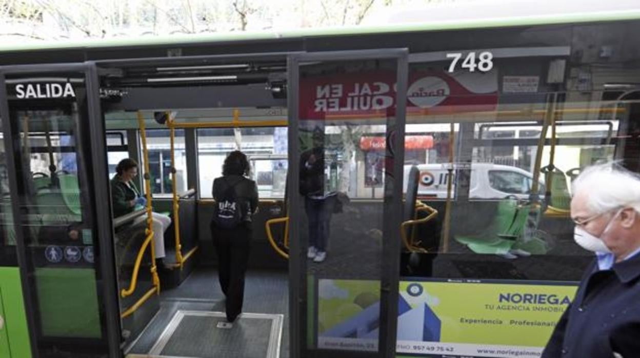 Pasajeros subiendo a un autobús de Aucorsa