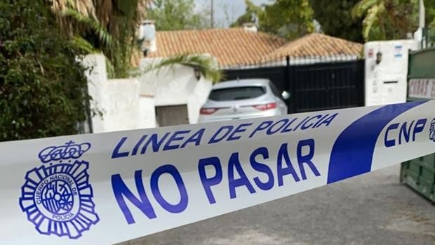 Muere un 'DJ' de un tiro en el cuello durante una fiesta ilegal en un chalet de lujo de Marbella