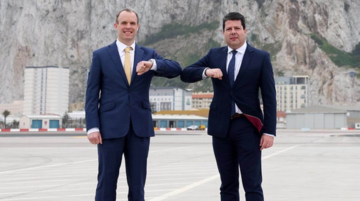 Dominic Raab y Fabian Picardo, este lunes en el aeropuerto de Gibraltar
