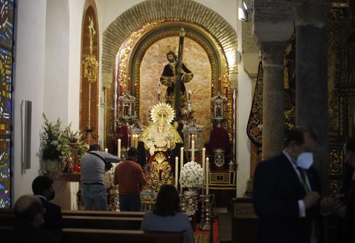 Los titulares de la Vera-Cruz, en su templo el Lunes Santo de Córdoba