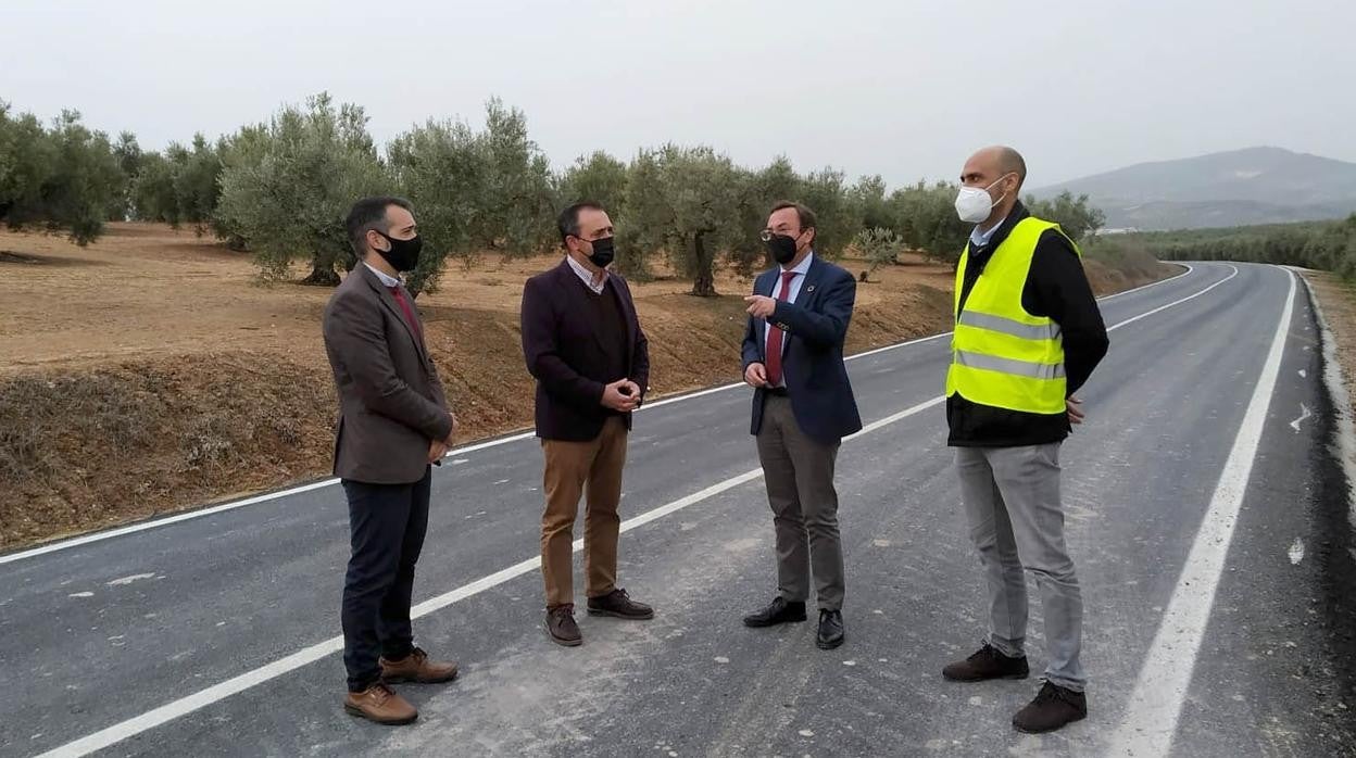 Visita del delegado de Carreteras de la Diputación, Francisco Palomares, a la carretera de Baena y Albendín