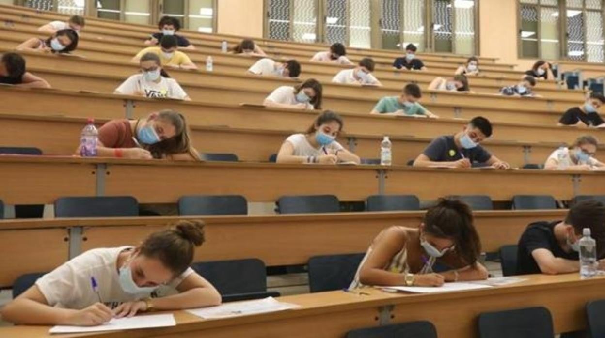 Alumnos haciendo un examen en un aula universitaria