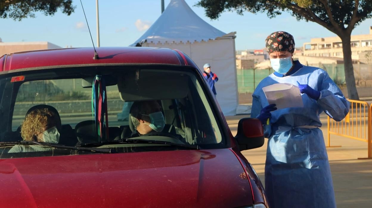 Control de vacunación frente al coronavirus en uno de los punto habilitados en Almería